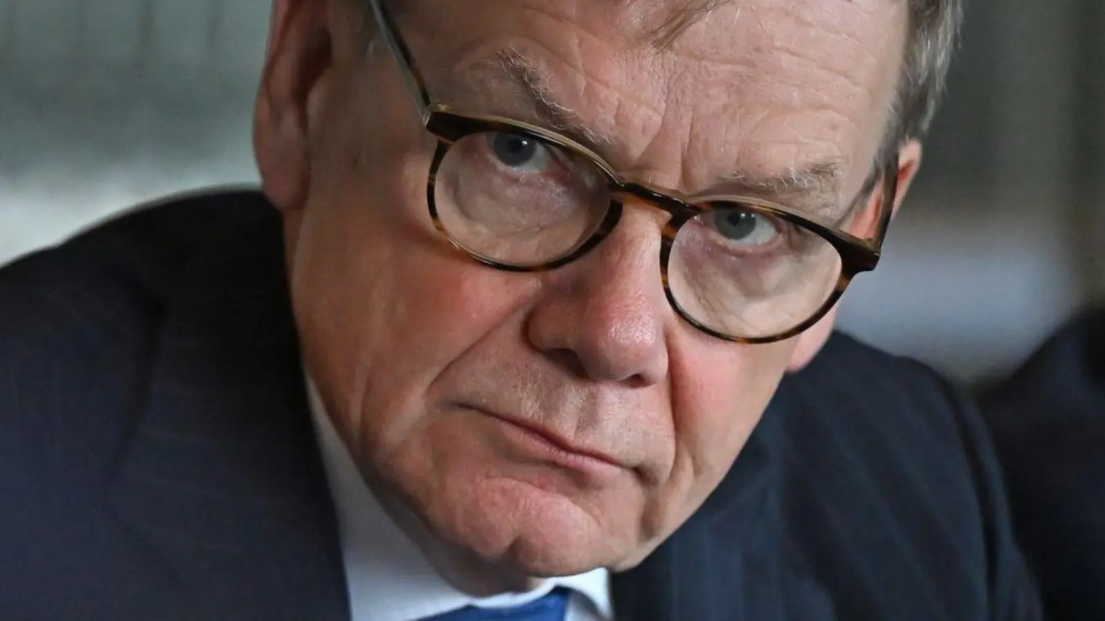 Außenminister Johann Wadephul (CDU) äußert sich am Rande des informellen EU-Außenministertreffens im irischen Wicklow vor Journalisten. (Foto: Michael Brandt/dpa)