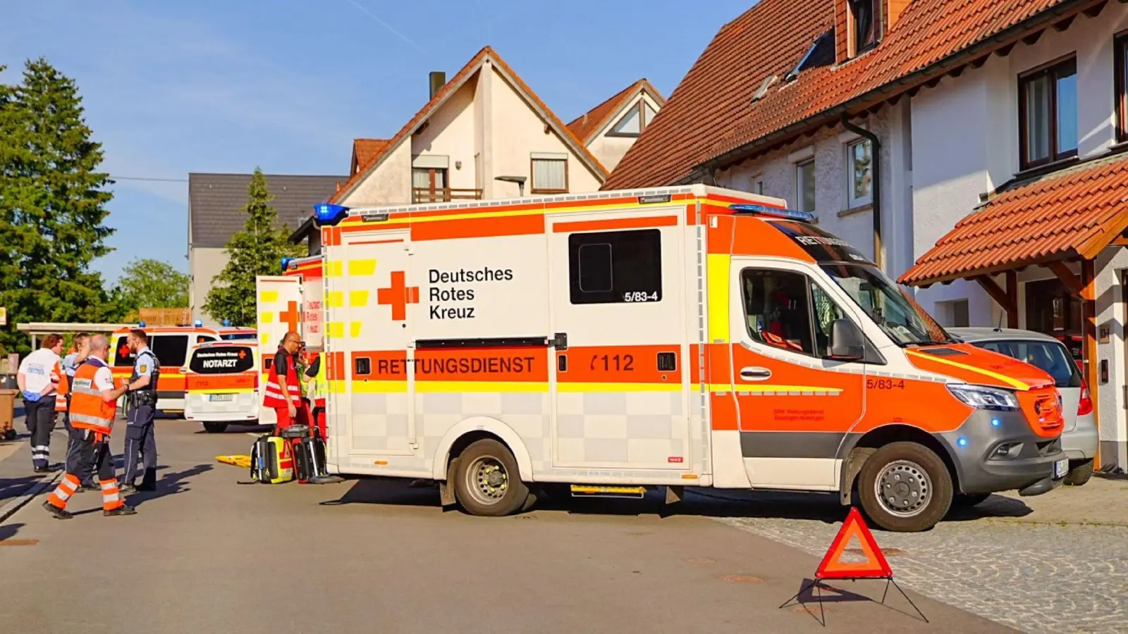 Zwei Fußgänger sind bei dem Vorfall in Notzingen verletzt worden. (Foto: Kaczor/SDMG/dpa)