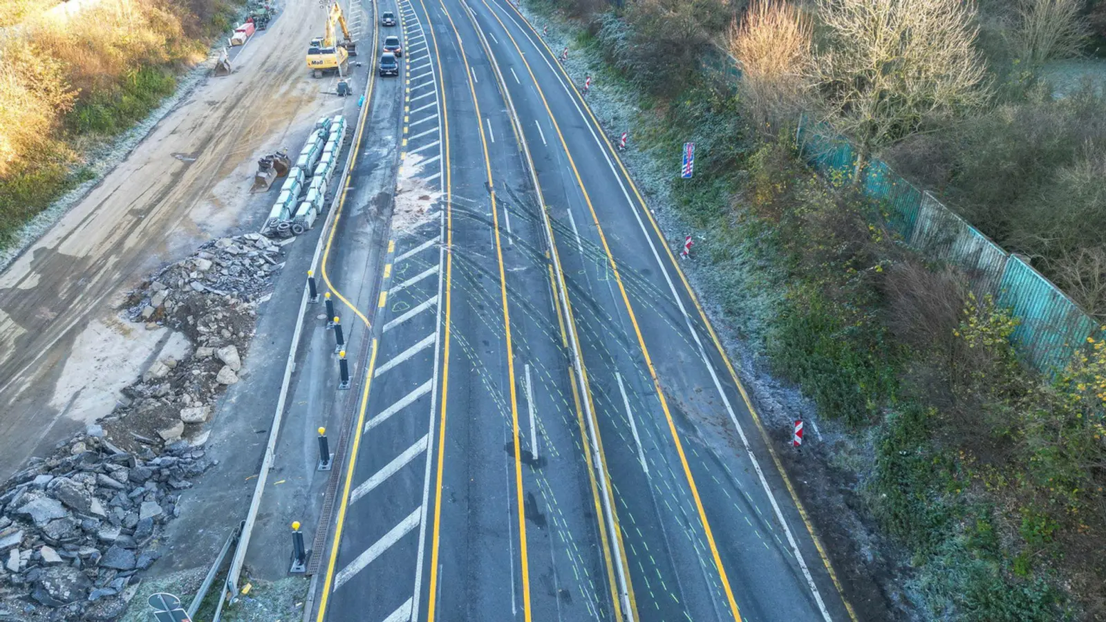 Unfallspuren auf der A1 nach Chaosfahrt eines Lastwagens.  (Foto: Alex Talash/dpa)