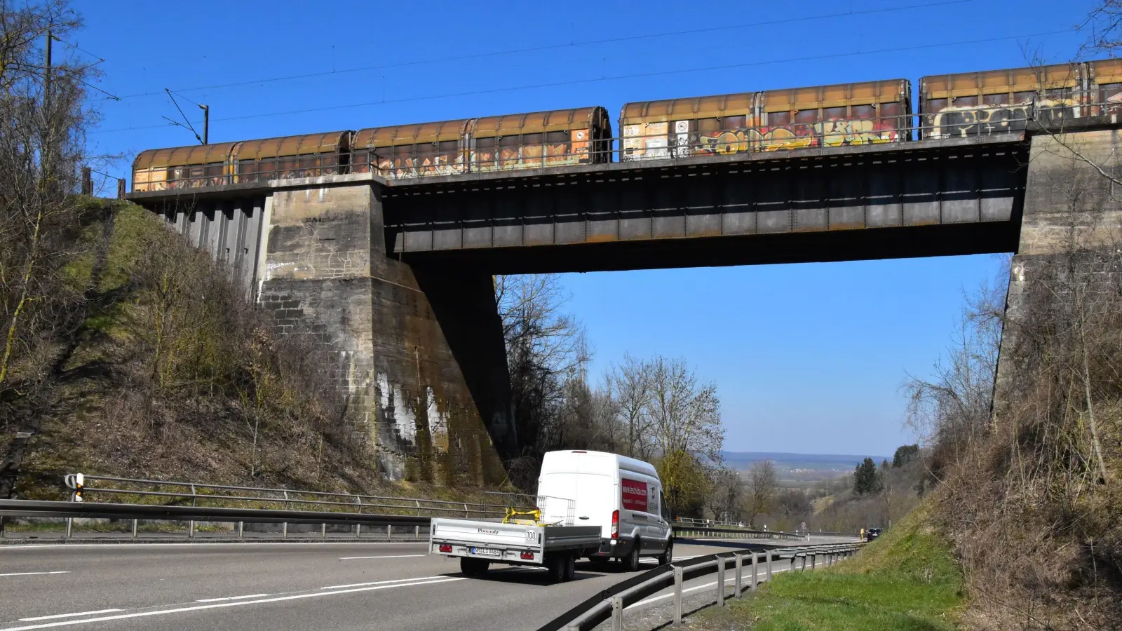 Nach dem Krieg wieder aufgebaut ist die Bahnbrücke über die Steige der heutigen Bundesstraße 13 bei Marktbergel für viele Autofahrer ein gewohnter Anblick. (Foto: Fritz Arnold)