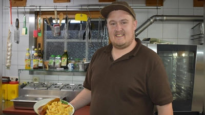 Patrick Hartl aus Adelhofen (Gemeinde Simmershofen), der selbst bei der Feuerwehr ist, brutzelte für die Rettungskräfte (wie hier in seinem Lokal in Creglingen) zur Stärkung Currywurst mit Pommes. (Foto: Ute Niephaus)