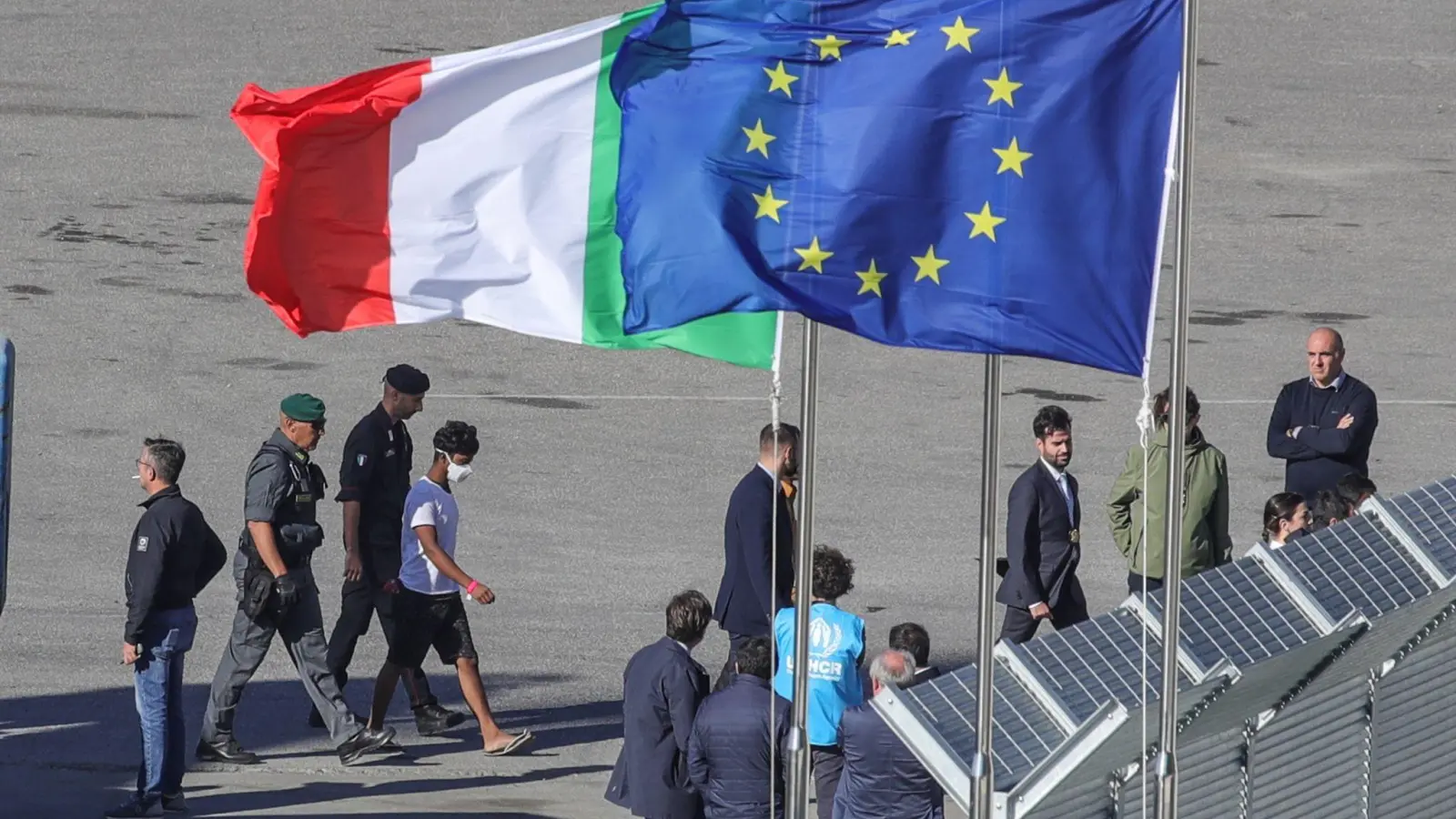 Ihre Asylverfahren möchte Italien in Albanien abwickeln: Ankunft von Migranten Mitte Oktober. (Archivbild)   (Foto: Armando Babani/ZUMA Press Wire/dpa)