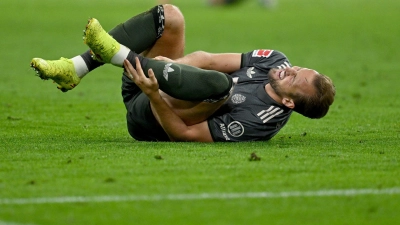 Bayern-Stürmer Harry Kane hält sich nach einem Zweikampf den Knöchel. (Foto: Sven Hoppe/dpa)