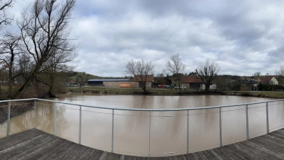 Der Naturerlebnispark Natur und Teich in Dombühl liegt in unmittelbarer Nachbarschaft zu dem Gelände, auf dem das Naturparkzentrum entstehen soll (im Hintergrund). (Foto: Ulrike Naumes)