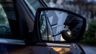 Ein Aufbruch, der kein Anfang ist - zumindest kein guter für den Besitzer eines gestohlenen Autos. Danach folgt viel Arbeit. (Foto: Axel Heimken/dpa)