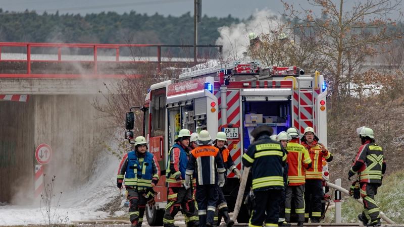 Ein PKW ist am Freitagnachmittag zwischen Heilsbronn und Gottmannsdorf in die Böschung einer Bahnunterführung gefahren. Das Elektroauto brannte bis auf das Wrack komplett aus. (Foto: Tizian Gerbing)