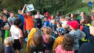 Die Batnight kam 2025 gut an. Zahlreiche Interessierte versammelten sich am Weisachsee um Fledermausexpertin Jana Stepanek. Heuer werden im Landkreis Veranstaltungen in Scheinfeld und Burgbernheim angeboten.  (Foto:  Wolf-Peter Friedrich)