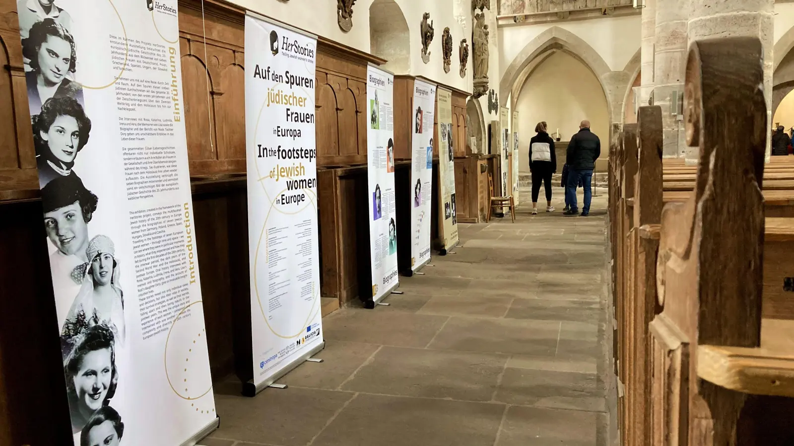 Bis Dienstag, 22. Oktober, in der Franziskanerkirche täglich von 14 bis 16 Uhr zu sehen: die Ausstellung „Auf den Spuren jüdischer Frauen in Europa – In the footsteps of Jewish women in Europe“. (Foto: Clarissa Kleinschrot)