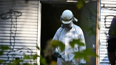 Die Polizei fand bei einer Durchsuchung bei einem der Jugendlichen in der Garage weitere Sprengsätze. (Foto: Reinert/SÜDFOTO24/dpa)