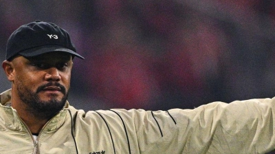 Vincent Kompany will auch bei einer Meisterentscheidung am Sonntagabend nur verhalten feiern. (Foto: Tom Weller/dpa)