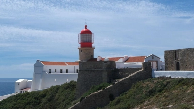 Markiert den südwestlichsten Punkt Europas: der Leuchtturm am Cabo de São Vicente. (Foto: Franziska Gabbert/dpa-tmn)