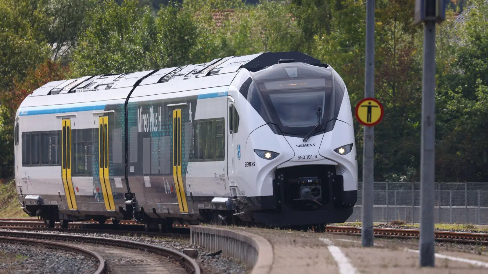 Wasserstoff ist aus Sicht des Berliner Bahntechnik-Experten Hecht die teuerste Lösung und hat einen schlechteren Wirkungsgrad als Diesel. (Archivbild) (Foto: Karl-Josef Hildenbrand/dpa)