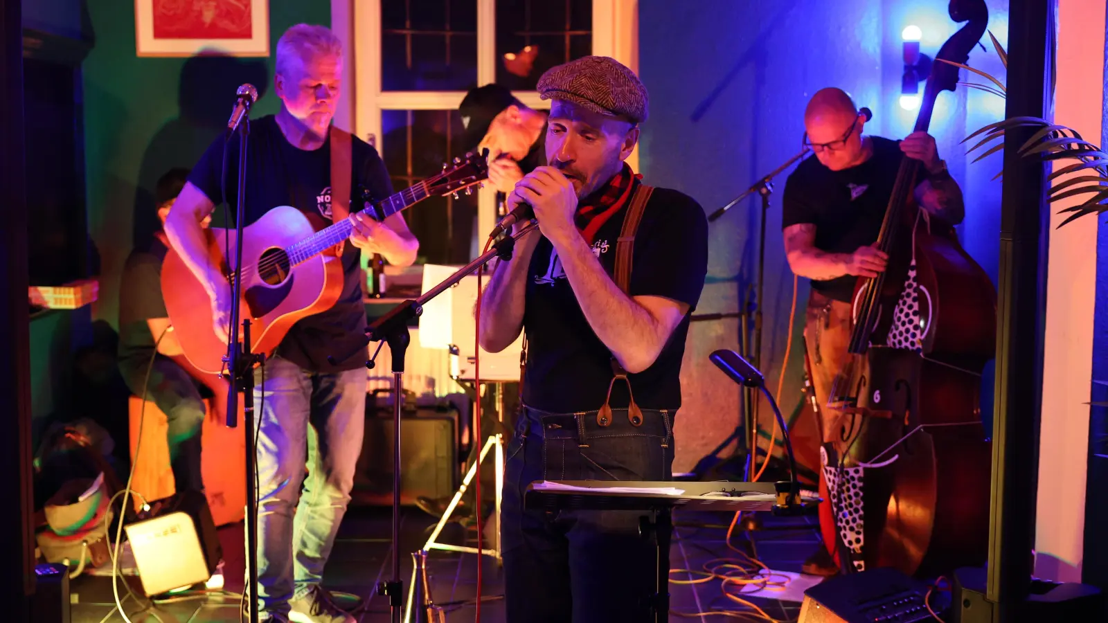 Ein Stockwerk darüber ging es etwas weicher zu: „The Folsometti” spielte im Café Prinzregent Blues und Country. (Foto: Zeynel Dönmez)
