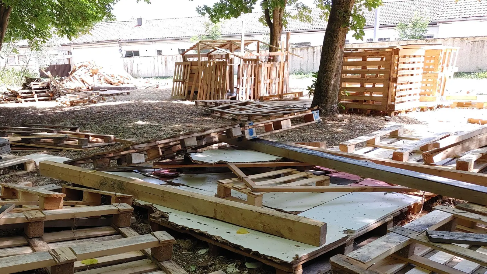 Die Hüttenstadt des Bad Windsheimer Jugendtreffs ist teilweise verwüstet. Unbekannte haben laut Polizei drei Bauten zerstört. (Foto: Katrin Merklein)