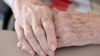 Eine Pflegekraft soll in einem Heim heimlich ein Erotikvideo produziert haben.  (Foto: Sebastian Kahnert/dpa)