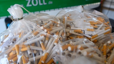 Beschlagnahmte Zigaretten aus illegalen Kanälen.  (Foto: Klaus-Dietmar Gabbert/dpa)