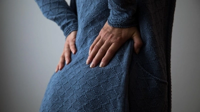 Rückenbeschwerden machten die Arbeit eigentlich von vornherein unmöglich - deshalb wollte die Krankenkasse nicht zahlen. (Foto: Christin Klose/dpa-tmn)