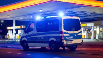 Die Polizei sichert den Tatort an einer Tankstelle in Merseburg. (Foto: Hendrik Schmidt/dpa)
