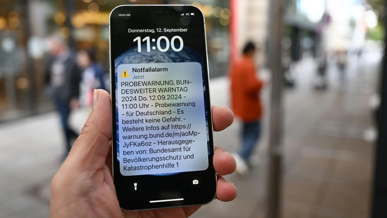 Die Handys klingeln unter Umständen auch, wenn sie auf stumm geschaltet sind (Archivbild).  (Foto: Bernd Weißbrod/dpa)