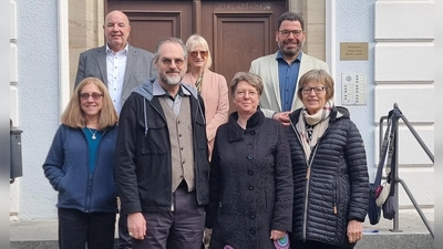 Kollegialer Austausch in Neuendettelsau: Bischof Craig Miller (Dritter von links) wurde auch dort von Regionalbischöfin Gisela Bornowski (rechts) begleitet. (Foto: Ruth Gronauer)