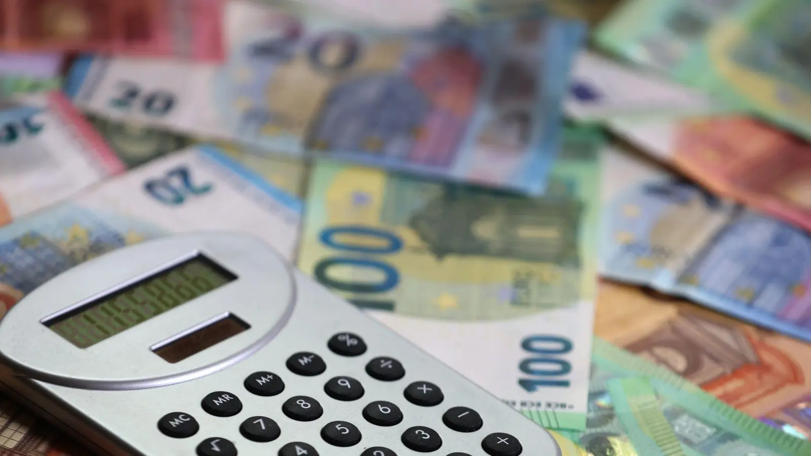 Für die Steuereinnahmen bis 2030 liegt eine aktuelle Schätzung vor. (Symbolbild)  (Foto: Karl-Josef Hildenbrand/dpa)