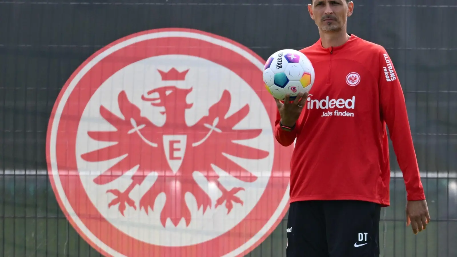 Muss eventuell ohne seinen besten Torjäger auskommen: Eintracht-Coach Dino Toppmöller. (Foto: Arne Dedert/dpa)