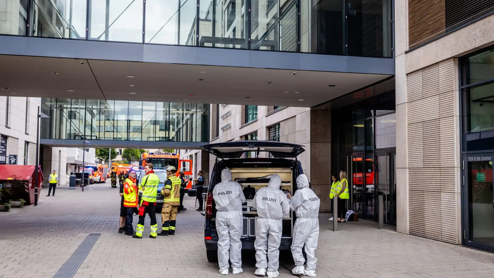 Das Einkaufszentrum wurde zwischenzeitlich abgesperrt. (Foto: Christoph Schmidt/dpa)