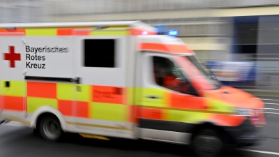 Bei dem Unfall wurde eine 18-Jährige schwer verletzt und kam in ein Krankenhaus. (Symbolbild) (Foto: Peter Kneffel/dpa)