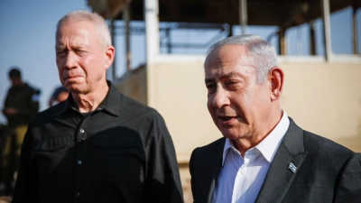 Israels Regierungschef Benjamin Netanjahu hat seinen für ihn unbequemen Verteidigungsminister Joav Galant entlassen. Dagegen demonstrierten Tausende den zweiten Abend in Folge in Jerusalem.  (Foto: Shir Torem/POOL FLASH 90/AP/dpa)