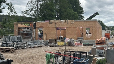 Diese Baustelle bedarf einer Erklärung, fanden nicht wenige Menschen bei den Bürgerversammlungen: Die Kosten für die Kläranlage in Adelmannssitz steigen auf 4,7 Millionen Euro. (Foto: Florian Pöhlmann)