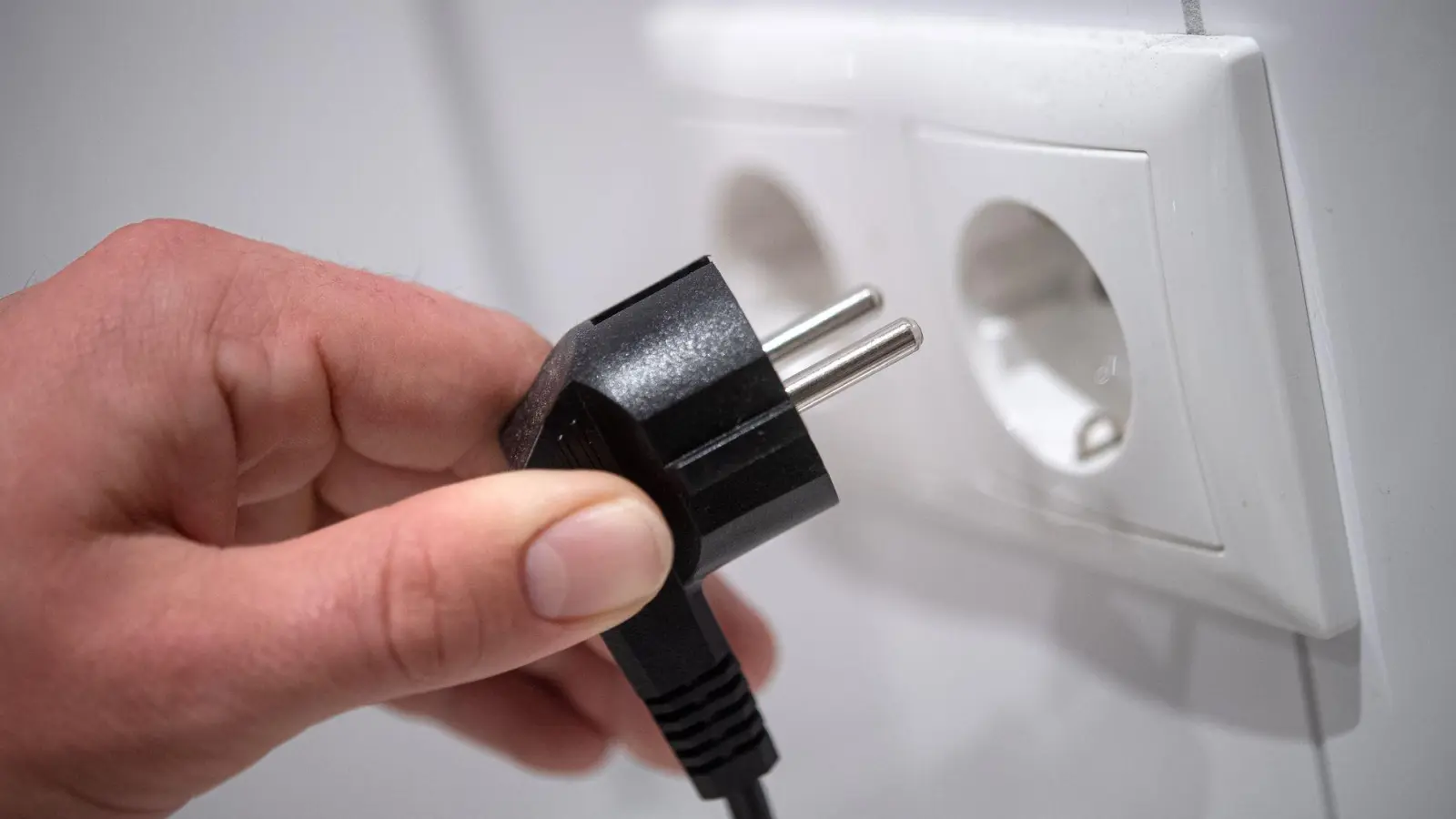 ILLUSTRATION - Ein Stecker wird in eine Steckdose gesteckt. (zu dpa: «Stecker gezogen: Ermittlungen zu geschmolzenem Eis») (Foto: Sina Schuldt)