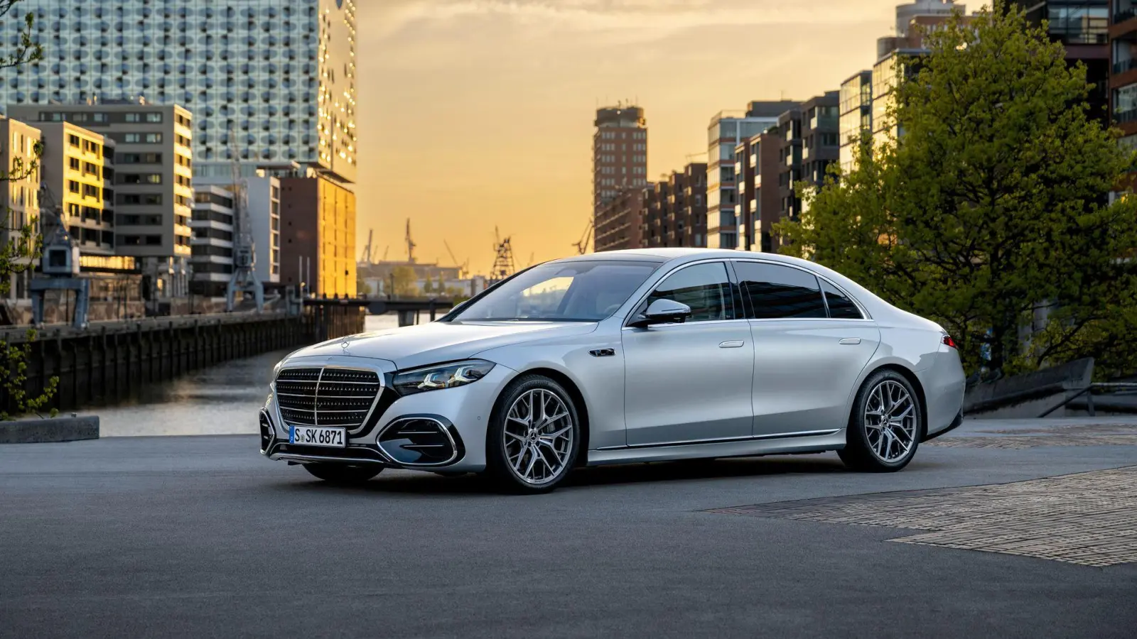 Noch mehr Glamour gibt es für die neue S-Klasse von Mercedes zum&nbsp;Beispiel durch einen beleuchteten Grill. (Foto: Mercedes-Benz AG/dpa-tmn)