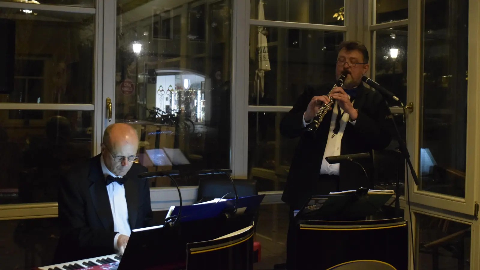 „Jazzd bei uns”: Mitglieder des Blue Moon Swingtett im FreiRaum. (Foto: Christina Özbek)