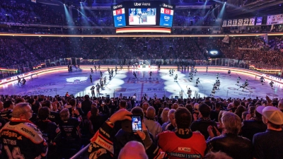 Auch vor den Spielen gedenken die Eisbären Berlin ihres verstorbenen Teamkollegen Tobias Eder. (Foto: Andreas Gora/dpa)
