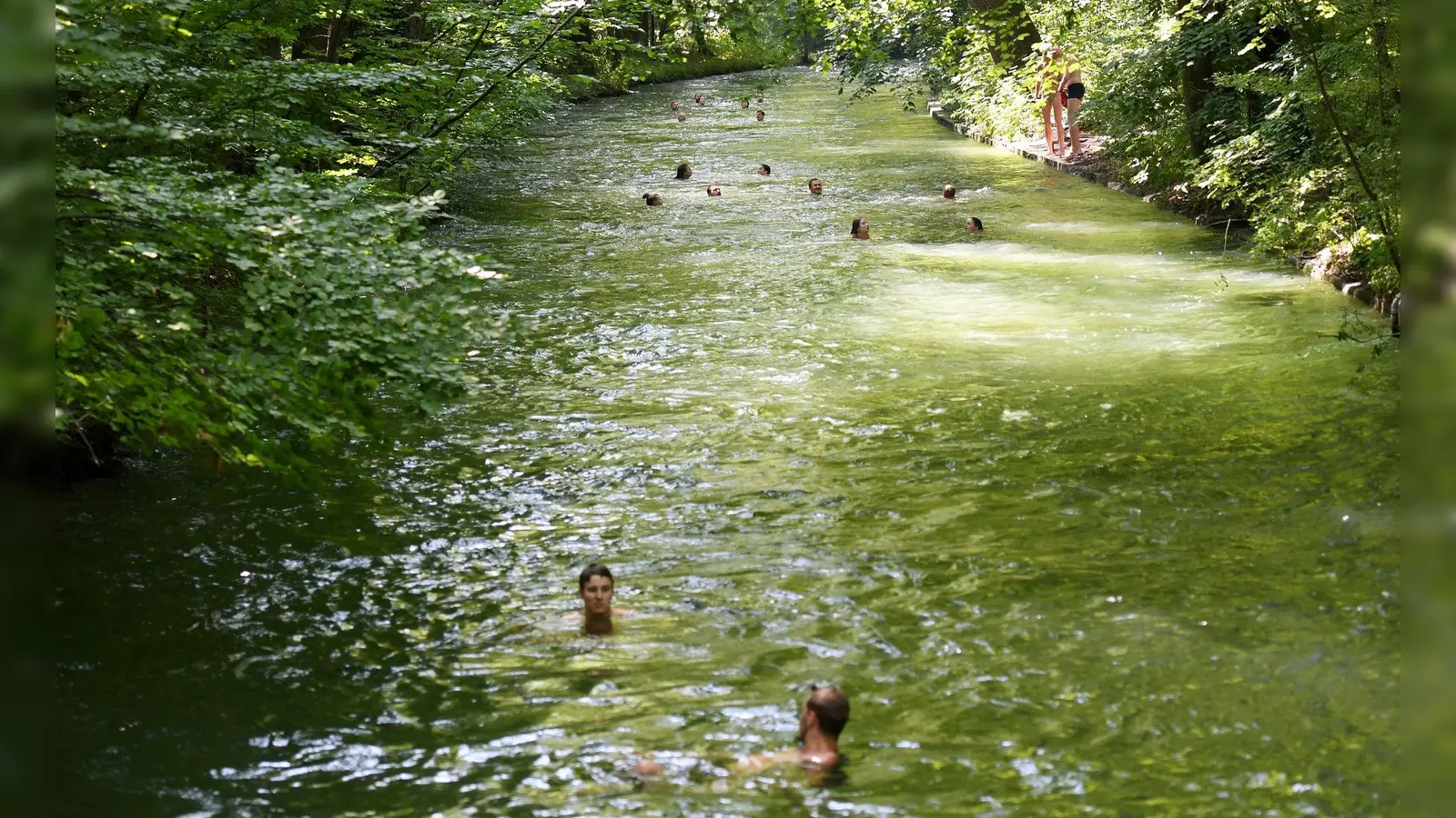 Nach einem Bad im Eisbach am Samstag wird der 26-Jährige weiter vermisst. (Foto: Angelika Warmuth/dpa)