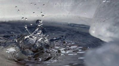 Eis vermeiden: So schützen Sie Ihre Regenwassertonne vor Frost. (Foto: Karl-Josef Hildenbrand/dpa/dpa-tmn)
