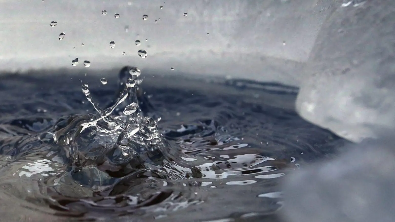 Eis vermeiden: So schützen Sie Ihre Regenwassertonne vor Frost. (Foto: Karl-Josef Hildenbrand/dpa/dpa-tmn)