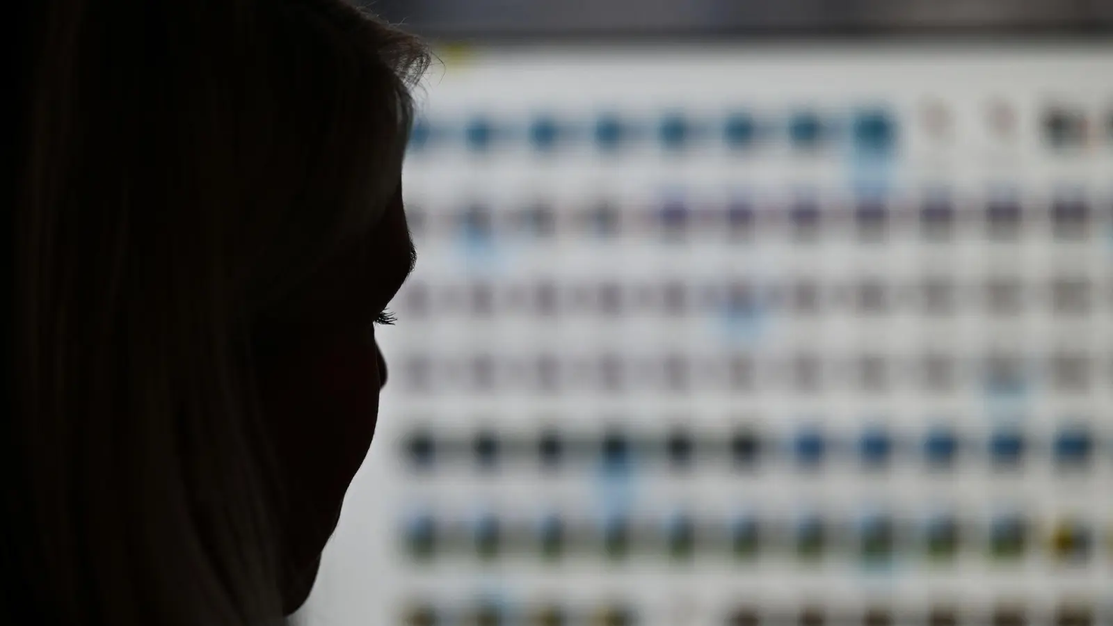 Auf den Plattformen waren den Ermittlern zufolge mehr als 21.000 Videodateien mit Missbrauch verfügbar. (Symbolbild) (Foto: Arne Dedert/dpa)