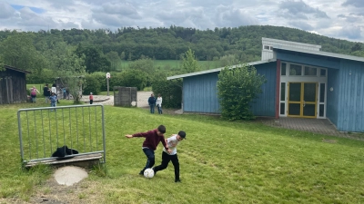 Die frühere Montessori-Schule in Neusitz spielt im Ganztageskonzept der Grundschule Gebsattel-Insingen-Neusitz eine wichtige Rolle. Aktuell wird sie bereits als Mittagsbetreuungs-Filiale genutzt. Auch die Außenanlagen werden „bespielt“. (Foto: Ulrike Gerlinger)