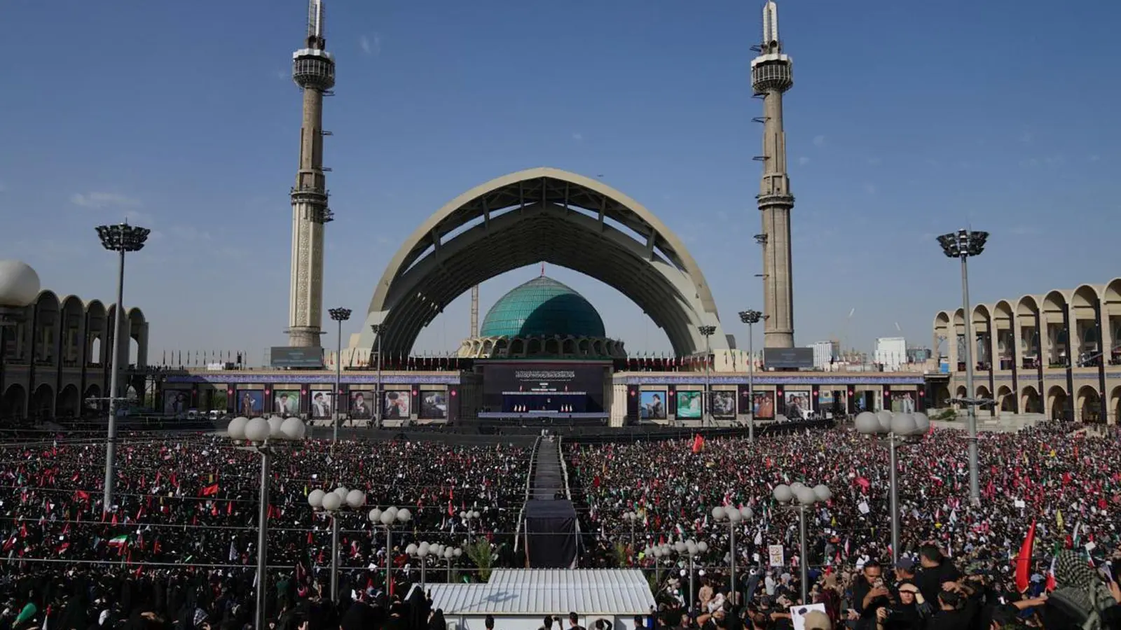Chameneis Leichnam bleibt zunächst drei Tage in Teheran. (Foto: Altaf Qadri/AP/dpa)