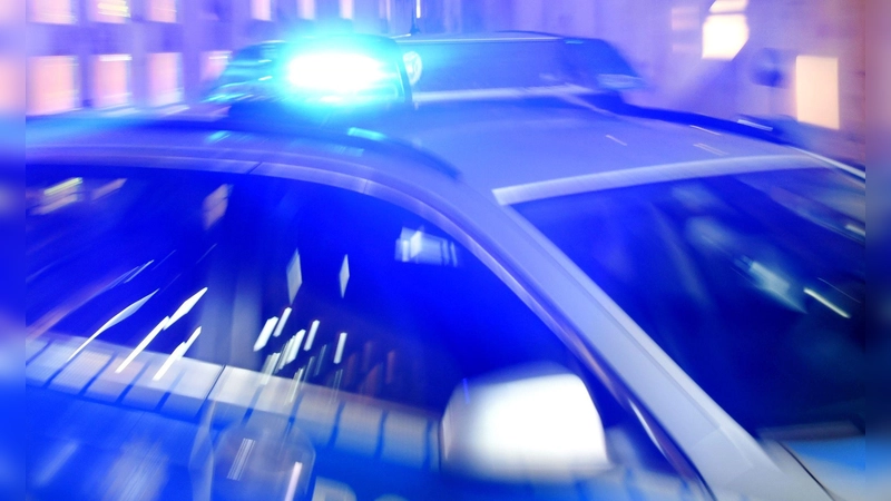 Die Polizei sucht Zeugen zu einer waghalsigen Fahrt auf der B25. (Symbolbild: Carsten Rehder/dpa)