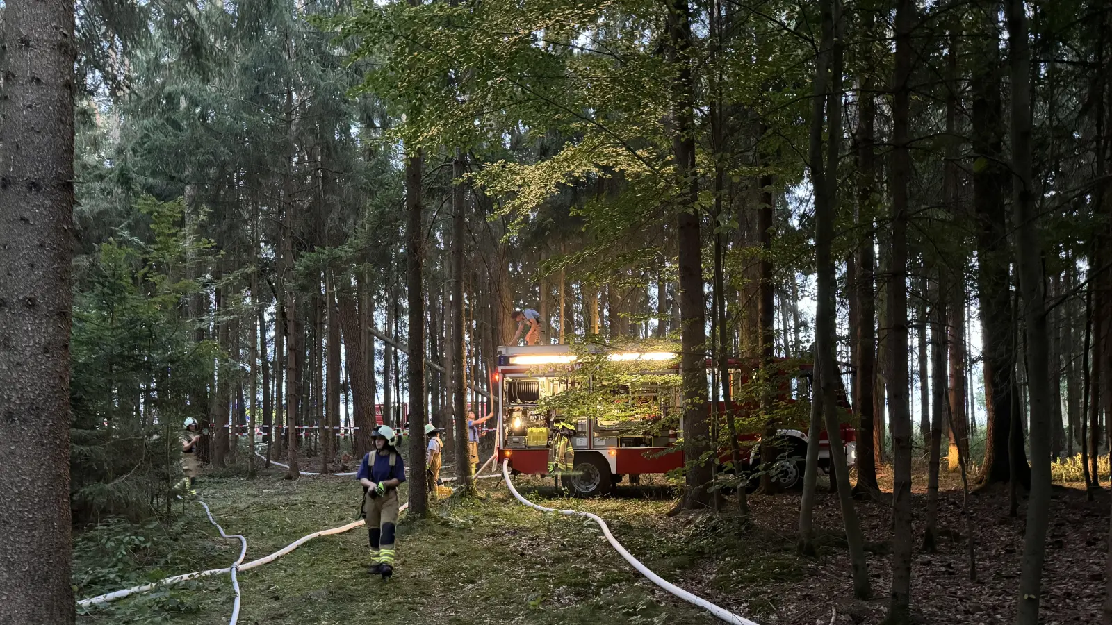 Auch für Laien wird klar: Ein Wald, wie hier bei Katterbach, ist immer ein besonders schwieriger Brandort. (Foto: Oliver Herbst)