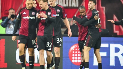 Der Jubel von Mohamed Ali Zoma (2.v.r.) währt nur kurz. (Foto: Daniel Karmann/dpa)