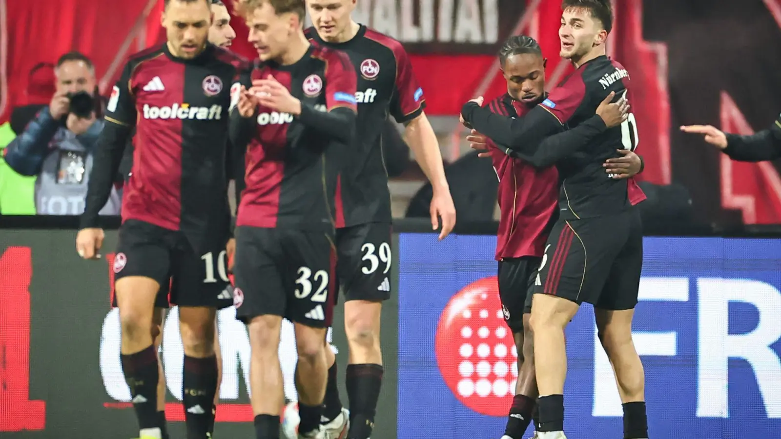 Der Jubel von Mohamed Ali Zoma (2.v.r.) währt nur kurz. (Foto: Daniel Karmann/dpa)