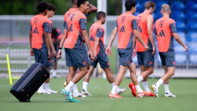 Jamal Musiala zieht beim Bayern-Training eine Musikbox auf den Platz. (Foto: Sven Hoppe/dpa)
