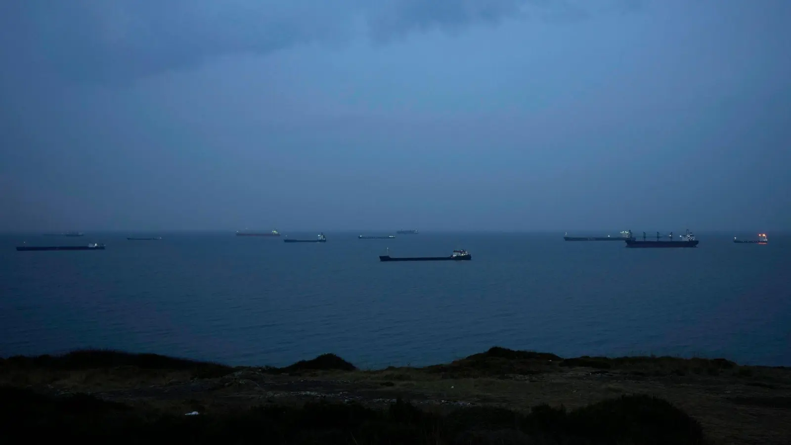 Im Schwarzen Meer ankernde Frachtschiffe warten auf die Durchfahrt durch die Meerenge Bosporus. (Archivbild) (Foto: Khalil Hamra/AP/dpa)