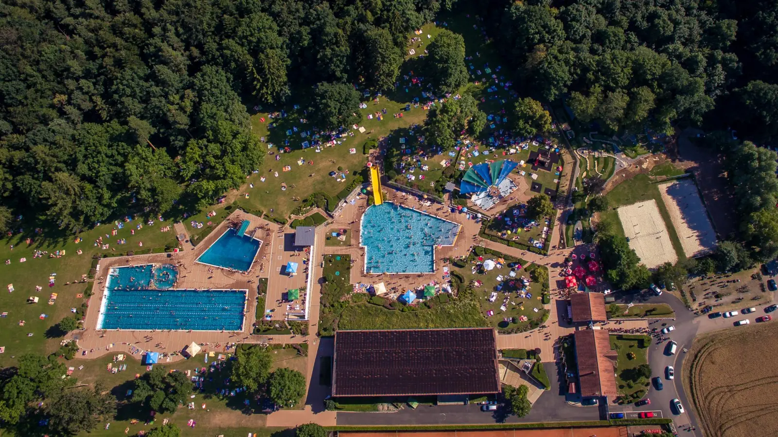 Die Lage, die Auswahl der Becken, der Mix aus Sport und Erholung: All das scheint die Gäste des Waldbades in Neustadt/Aisch zu überzeugen. (Foto: Henrik Kubik)