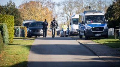 Rund 120 Einsatzkräfte durchsuchen mehrere Objekte in Reimershagen und Rum Kogel bei Güstrow. (Foto: Philip Dulian/dpa)