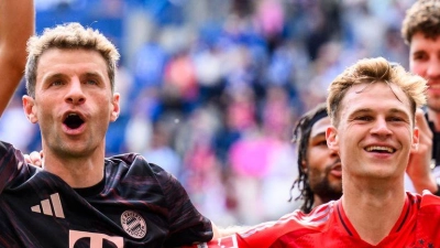 Thomas Müller jubelte in seinem letzten Bundesligaspiel für den FC Bayern München über einen klaren Sieg. (Foto: Tom Weller/dpa)