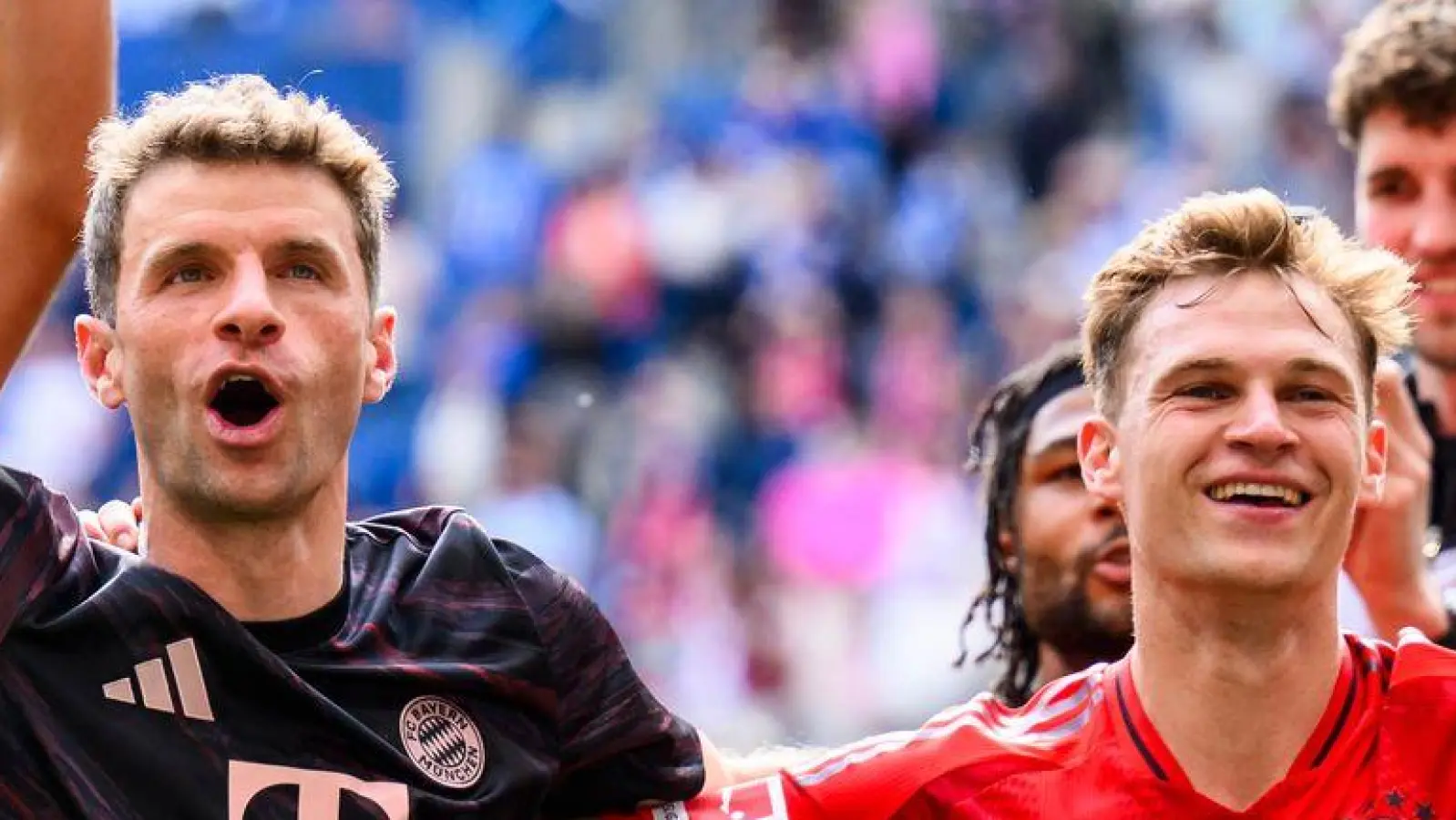 Thomas Müller jubelte in seinem letzten Bundesligaspiel für den FC Bayern München über einen klaren Sieg. (Foto: Tom Weller/dpa)
